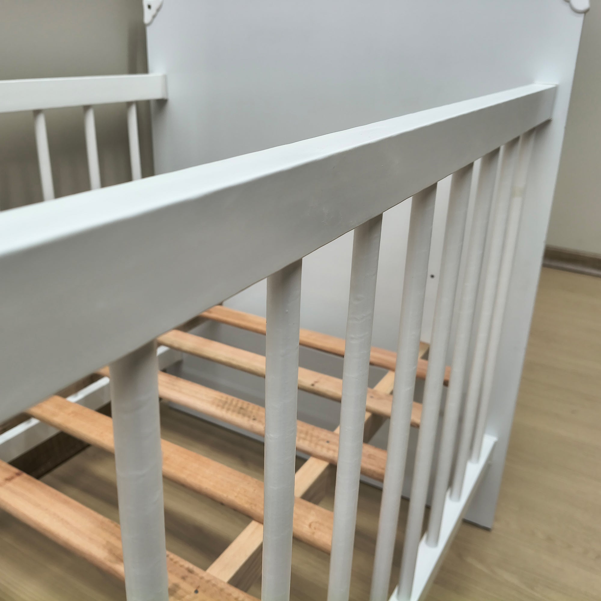 Cuna Para Bebé Jaén Blanca Con Altura Ajustable En MDP