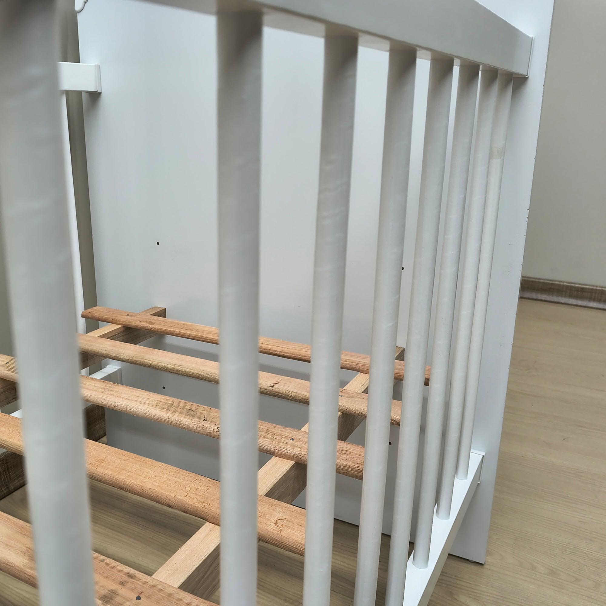 Cuna Para Bebé Jaén Blanca Con Altura Ajustable En MDP